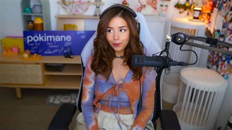 poki mane nip slip|Pokimane Suffers Wardrobe Malfunction On Stream,。